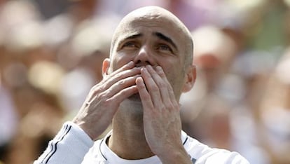 Andr&Eacute; Agassi se despide de los aficionados en 2006.