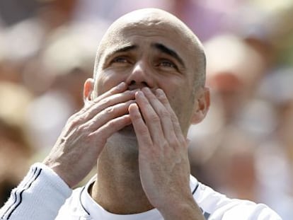 Andr&Eacute; Agassi se despide de los aficionados en 2006.