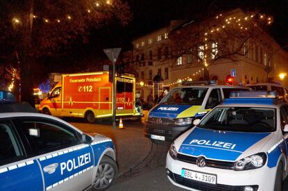 Vehículos policiales en el mercado navideño de Potsdam después de evacuar la zona por un objeto sospechoso. 