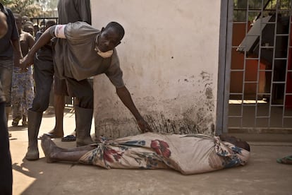 La violencia en Bangui no cesa. Los hospitales siguen recibiendo heridos por bala, machete o metralla cada día, al igual que las morgues en los hospitales. En la foto, llegada del cadáver de una mujer. De acuerdo con los vecinos, fue acuchillada en su casa por tres miembros de la exSéléka.