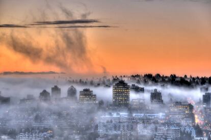 Bancos de niebla frente a la bahía de Vancouver, la tercera ciudad con mejor calidad de vida del mundo según The Economist Intelligence Unit's. El informe se construye a partir de 30 variables agrupadas en cinco macrocategorías (estabilidad, salud, cultura y medio ambiente, educación e infraestructura). Cada una tiene un peso diferente a la hora de asignar la puntuación, que oscila entre uno y 100, donde 100 se considera “ideal” y uno “intolerable”.