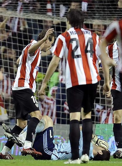 Casillas, en el suelo tras ser empujado por Yeste (a la izquierda) en el Athletic-Madrid.