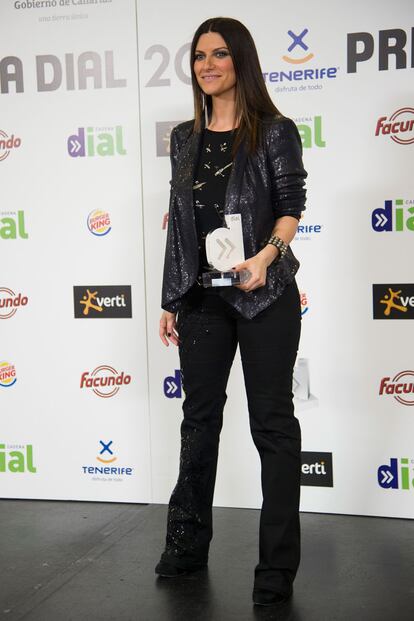 La eterna Laura Pausini, vestida de estricto negro, resultó galardonada.