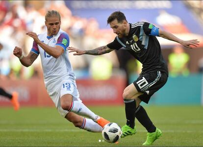 El furor que ha despertado Rurik Gislason ha llevado a sus recientes fans a crear un hashtag dedicado a su particular dios nórdico #sexyrurik. En la imagen, Gíslason junto a Messi durante el partido del Mundial que enfrentó a Islandia contra Argentina (1-1).
