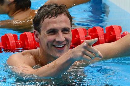 Ryan Lochte celebra su victoria y medalla de oro.