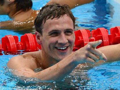 Ryan Lochte celebra su victoria y medalla de oro.