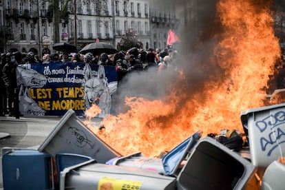Contenedores en llamas ante una manifestación contra la reforma de las pensiones, el 15 de marzo en la ciudad francesa de Nantes.