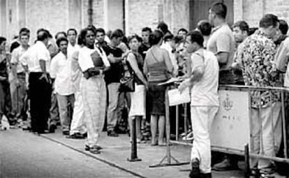 Inmigrantes, ayer, en la cola formada ante la Delegación del Gobierno en Valencia por los aspirantes a regularizar su situación.