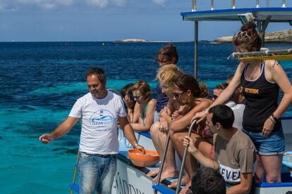 Michele Ritunno (izquierda) con un grupo de clientes haciendo 'pesca-turismo'.
