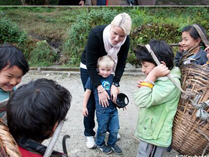 Los príncipes Mette-Marit y Haakon junto a sus hijos frente al museo de Hagia Sofía, en Estambul, y departiendo con unos campesinos asiáticos.