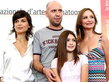Jaume Balagueró, con las actrices Elena Anaya, Yasmin Murphy y Calista Flockhart (de izquierda a derecha), ayer en Venecia.