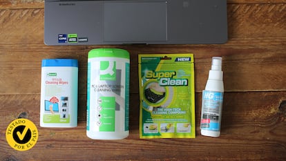 Los mejores productos para limpiar el teclado del ordenador sobre una mesa con un ordenador encima.