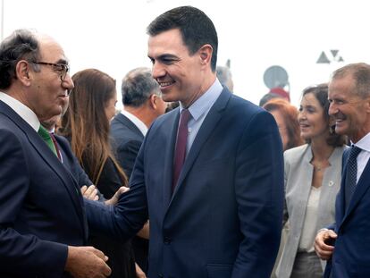 El presidente del Gobierno, Pedro Sánchez, conversa con el presidente de Iberdrola, Ignacio Galán (a la izquierda) , a su llegada a acto de presentación de la nueva gigafactoría de baterías para coches eléctricos en Sagunto (Valencia).