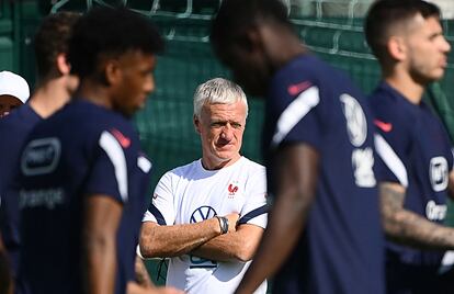 Deschamps durante un entrenamiento con Francia.