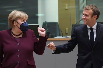 El presidente francés, Emmanuel Macron, habla con Angela Merkel durante la cumbre europea en Bruselas.  