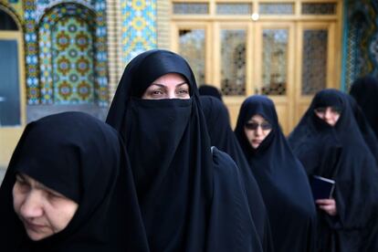 Varias mujeres aguardan para votar en un colegio electoral de la ciudad e Qom.