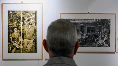 Un hombre observa fotografías de la exposición ‘Ángeles, el equilibrio de Miguel Delibes’, en la Oficina de Turismo de Valladolid.