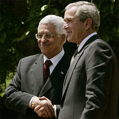 Mahmud Abbas y George Bush se dan la mano en la Casa Blanca.