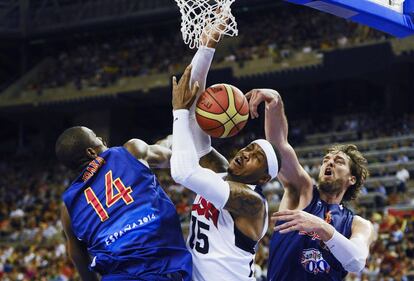 Carmelo Anthony lucha con Ibaka y Pau Gasol