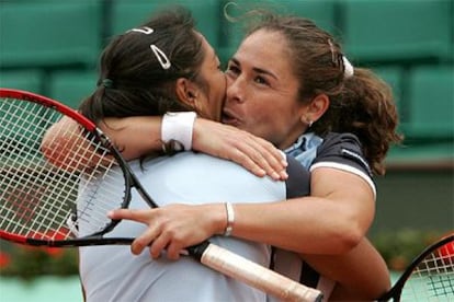 Virginia Ruano (de frente) y Paola Suárez se abrazan y besan tras su nuevo triunfo.