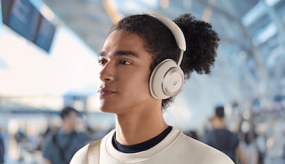 Chico utilizando los auriculares Space One Pro de Anker