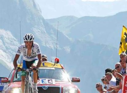 Contador sube ayer el col del Aubisque.