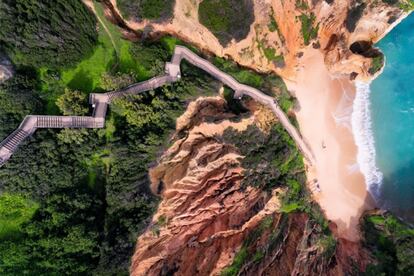 La enorme escalera que desemboca en una de las playas más bonitas del Algarve (Portugal).