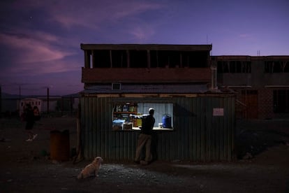 Un migrante venezolano compra comida en Colchane (Chile), luego de cruzar desde Bolivia, en diciembre de 2021.