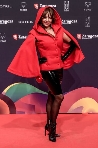 La actriz Yolanda Ramos, nominada a mejor actriz de reparto por la serie 'Cardo', ha asegurado que su conjunto de capa roja y falda de vinilo ha sido un guiño a Caperucita Roja y el lobo.