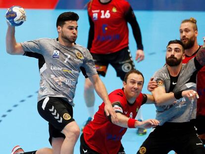 El central del Liberbank Cuenca, Natan Suárez (i), en la semifinal contra el Granollers.