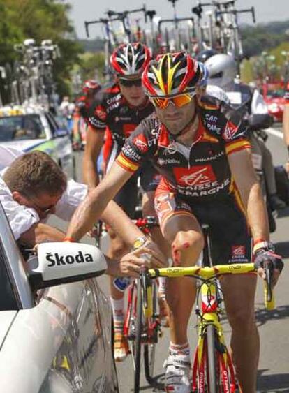 Valverde es atendido por un médico tras su caída de ayer.