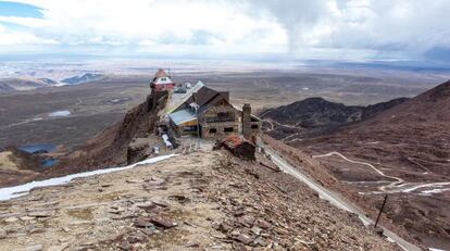 Antiguo refugio y estaci&oacute;n de esqu&iacute; de Chacaltaya, en Bolivia. El antiguo glaciar, de 18.000 a&ntilde;os, desapareci&oacute; hace casi 20 a&ntilde;os.