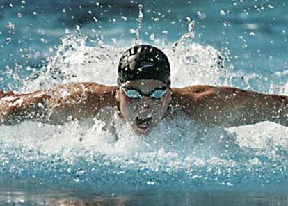 Ian Crocker, momentos antes de batir el récord mundial de 100 metros espalda. Michael Phelps quedó segundo.