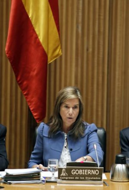 Ana Mato, ministra de Sanidad, Política Social e Igualdad, en el Congreso.