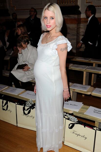 Blanca y virginal, Peaches Geldof presumió de embarazo en el front row de Temperley London. Cómo ha cambiado esta chica...