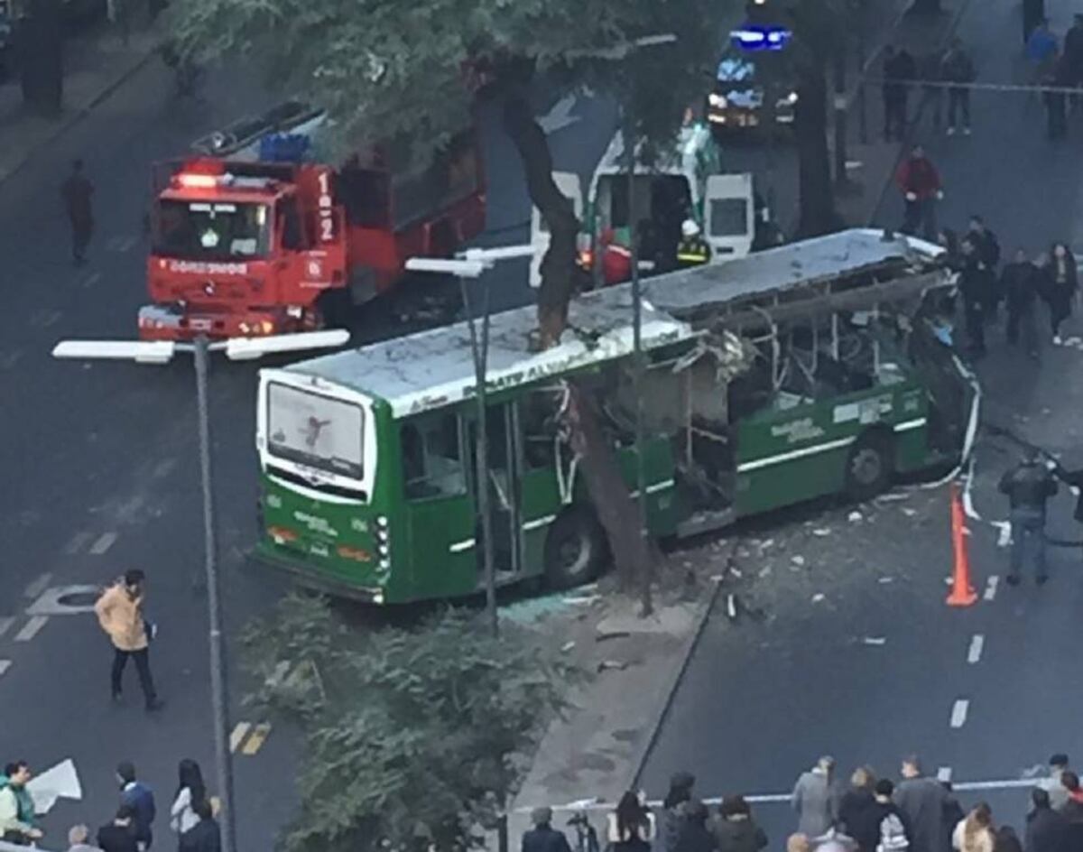 Buenos Aires: Un autobús choca contra un árbol en pleno centro porteño ...