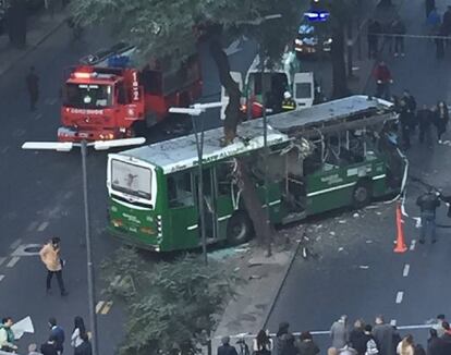 El autobus con el árbol incrustado, en una imágen aérea.