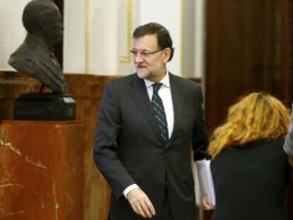 El presidente del Gobierno, Mariano Rajoy (en el centro), llega al Congreso. 