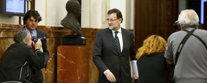 El presidente del Gobierno, Mariano Rajoy (en el centro), llega al Congreso.