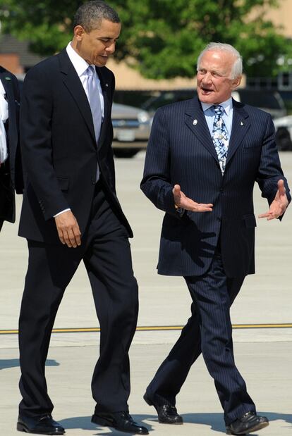 Obama con Buzz Aldrin, del <i>Apollo 11</i>, al partir hacia Cabo Ca?averal.