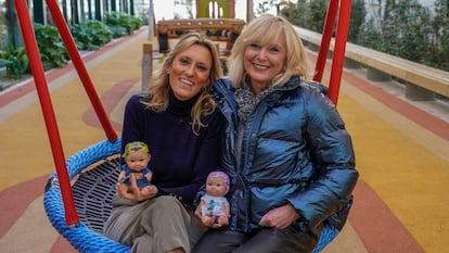 Mónica Esteban, presidenta de Juegaterapia, y Valle Sallés, vicepresidenta, en un parque infantil en el hospital Niño Jesús (Madrid) que su fundación ha creado con la venta de los baby pelones.