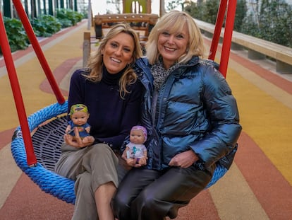 Mónica Esteban, presidenta de Juegaterapia, y Valle Sallés, vicepresidenta, en un parque infantil en el hospital Niño Jesús (Madrid) que su fundación ha creado con la venta de los baby pelones.