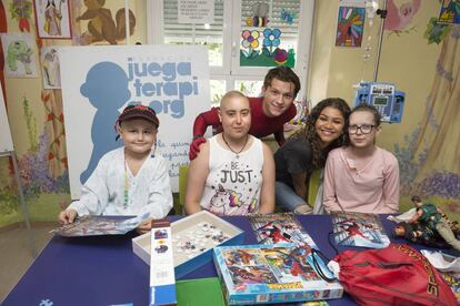 Los actores Tom Holland y Zendaya en su visita al Hospital Niño Jesús de Madrid el pasado mes de junio.