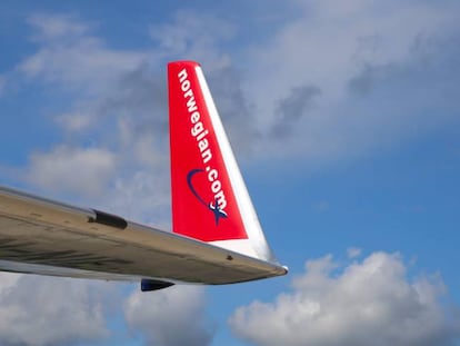 El logotipo de Norwegian en uno de sus aviones.