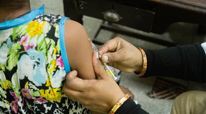 Pacientes reciben la vacunación contra la rabia en el Hospital RML de Nueva Delhi
