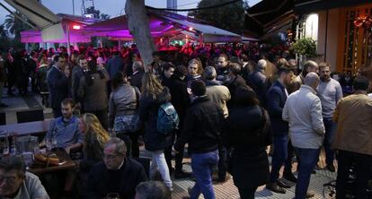 Gente consumiendo de pie en la acera en El Arenal, Sevilla. 