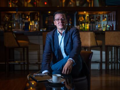 El nuevo gerente de la Federación Nacional de Cafeteros, Germán Bahamón, posa para un retrato durante una entrevista con EL PAÍS, en Bogotá (Colombia), el 24 de abril del 2023.