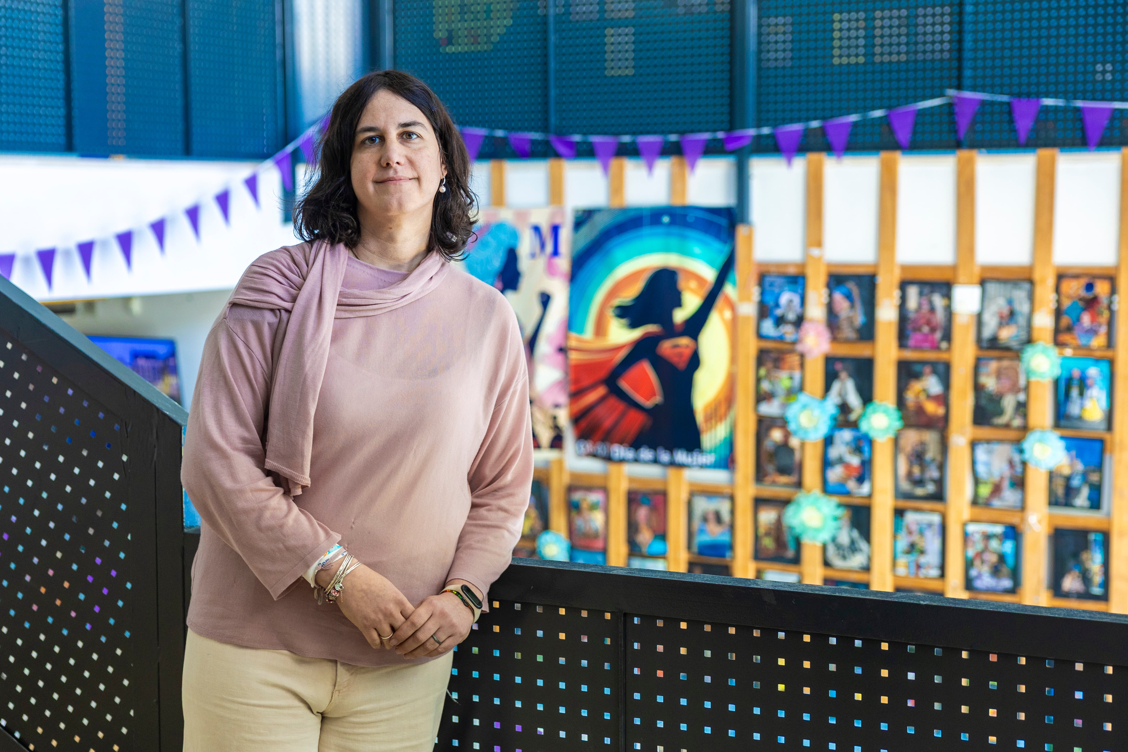 Victoria Rodríguez en el centro de secundaria donde imparte matemáticas el 31 de marzo.