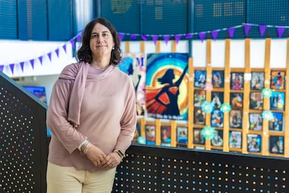 Victoria Rodríguez en el centro de secundaria donde imparte matemáticas el 31 de marzo.
