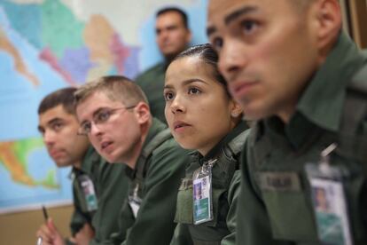 En la academia, los reclutas aprenden español para poder comunicarse con los migrantes centroamericanos.